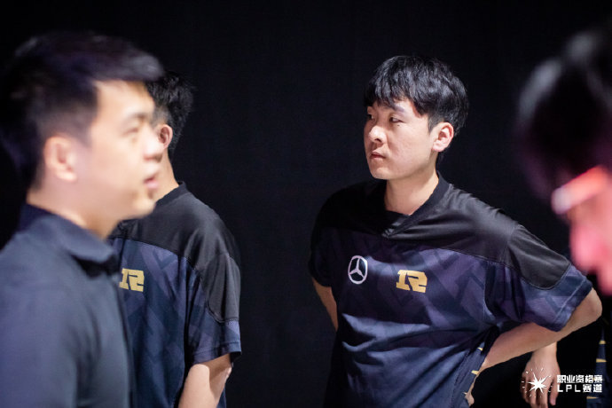 英雄联盟-关于赛地聚焦——欧联清晨热度飙升,拜仁慕尼黑再遭质疑,媒体盛赞,团队化学反应显著的信息